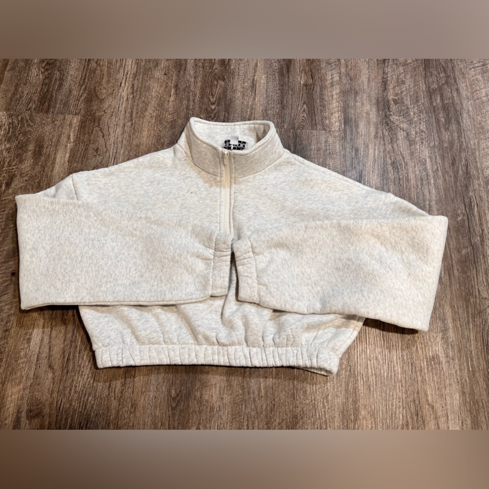 Women’s Preowned Tic Toc very cropped a zip sweatshirt Sz M